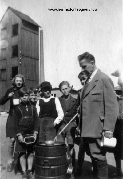 Otto Queißner bei der Essenausgabe 1945 auf dem Schulhof.